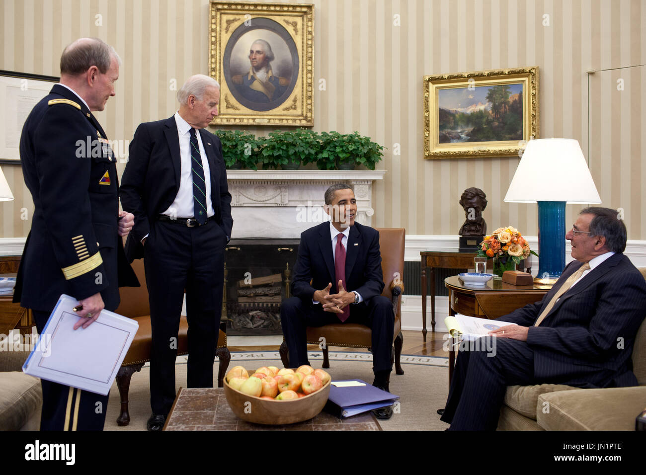 Le président des États-Unis Barack Obama et le Vice-président Joe Biden rencontrer le Général Martin Dempsey, chef d'état-major interarmées, et le secrétaire à la défense, Leon Panetta, dans le bureau ovale, le 28 février 2012. Crédit obligatoire . : Pete Souza - White House via CNP Banque D'Images