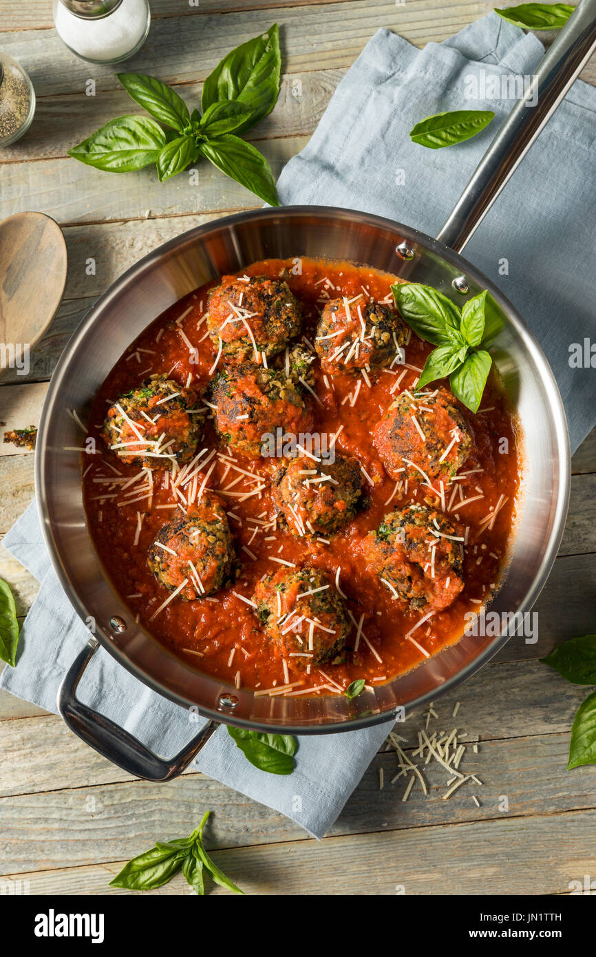 Maison organique en Boulettes veggie Vegan sauce Marinara Banque D'Images