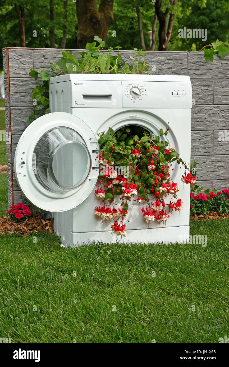 Vieille machine à laver comme une décoration de jardin insolite. Nouvelle vie pour les vieilles choses Banque D'Images