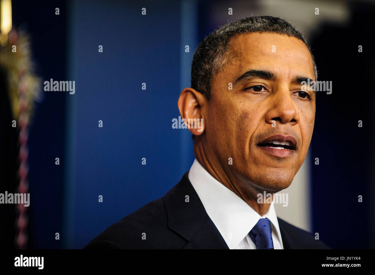 Le président des États-Unis Barack Obama s'est dit optimiste au sujet des négociations falaise budgétaire au cours d'une conférence de presse à la Maison Blanche à Washington, District de Columbia, États-Unis, le vendredi, Décembre 28, 2012. Les remarques à la presse suivie d'une réunion avec les chefs républicains du Sénat et de la Chambre à la Maison Blanche pour discuter de la menace de hausses d'impôt et des réductions de dépenses de l'approche des 'fiscal cliff.'..Credit : Pete Marovich / Piscine via CNP Banque D'Images