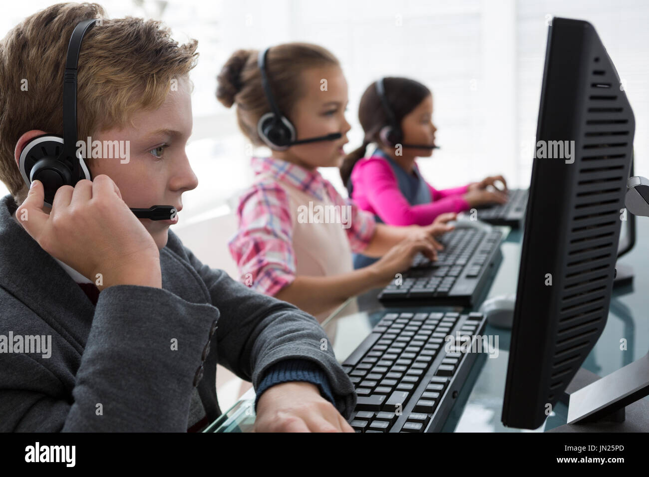 Les enfants comme les soins à la clientèle travaillant dans le bureau exécutif Banque D'Images