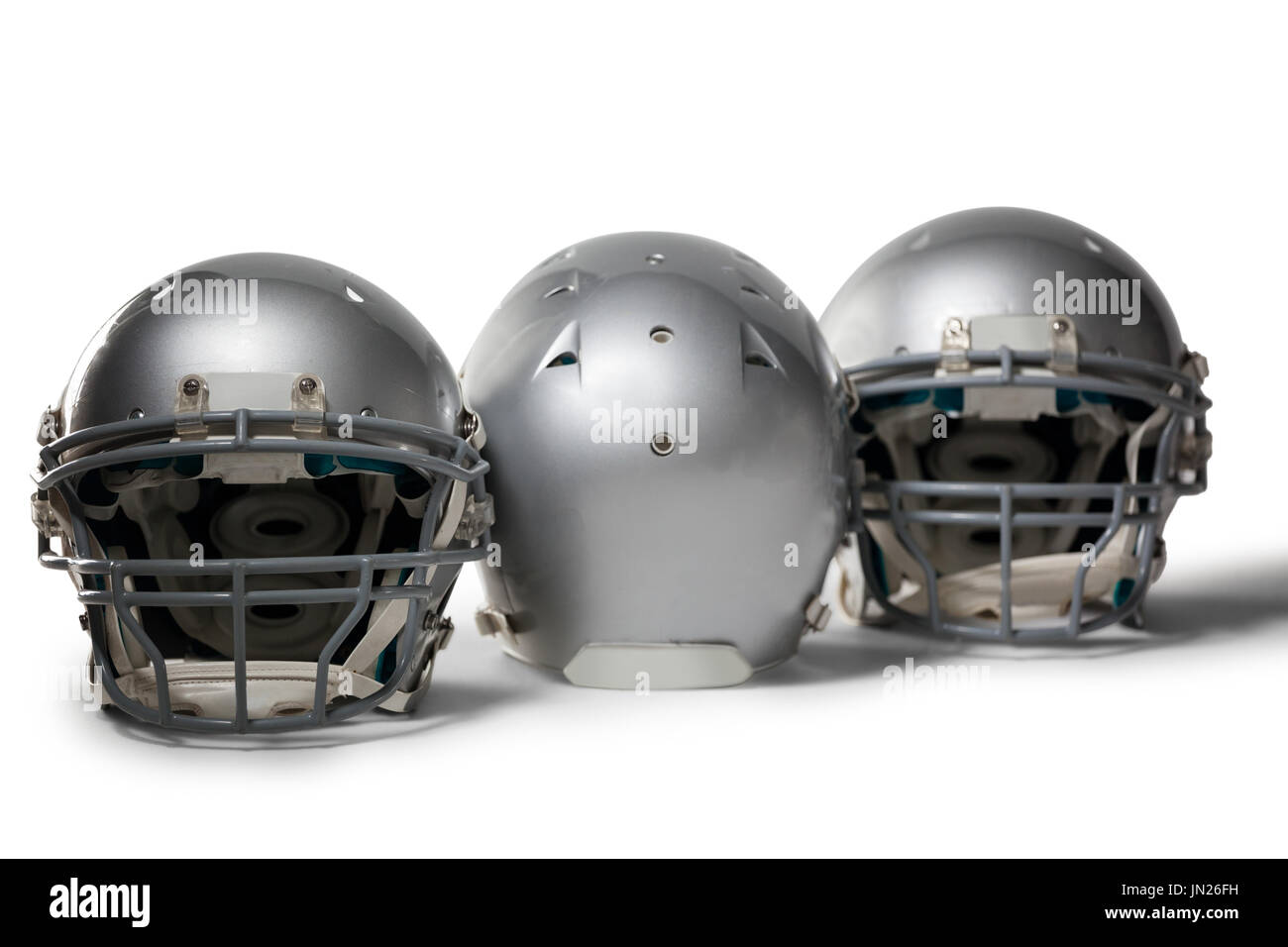 Casque de sport organisés côte à côte sur fond blanc Banque D'Images