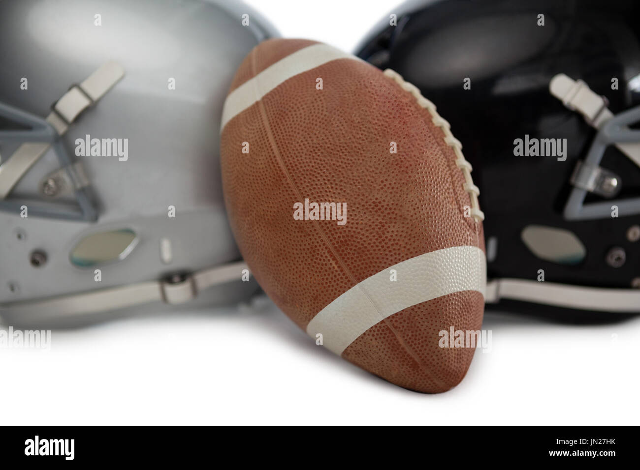 Close up of brown sports football américain avec casque sur fond blanc Banque D'Images