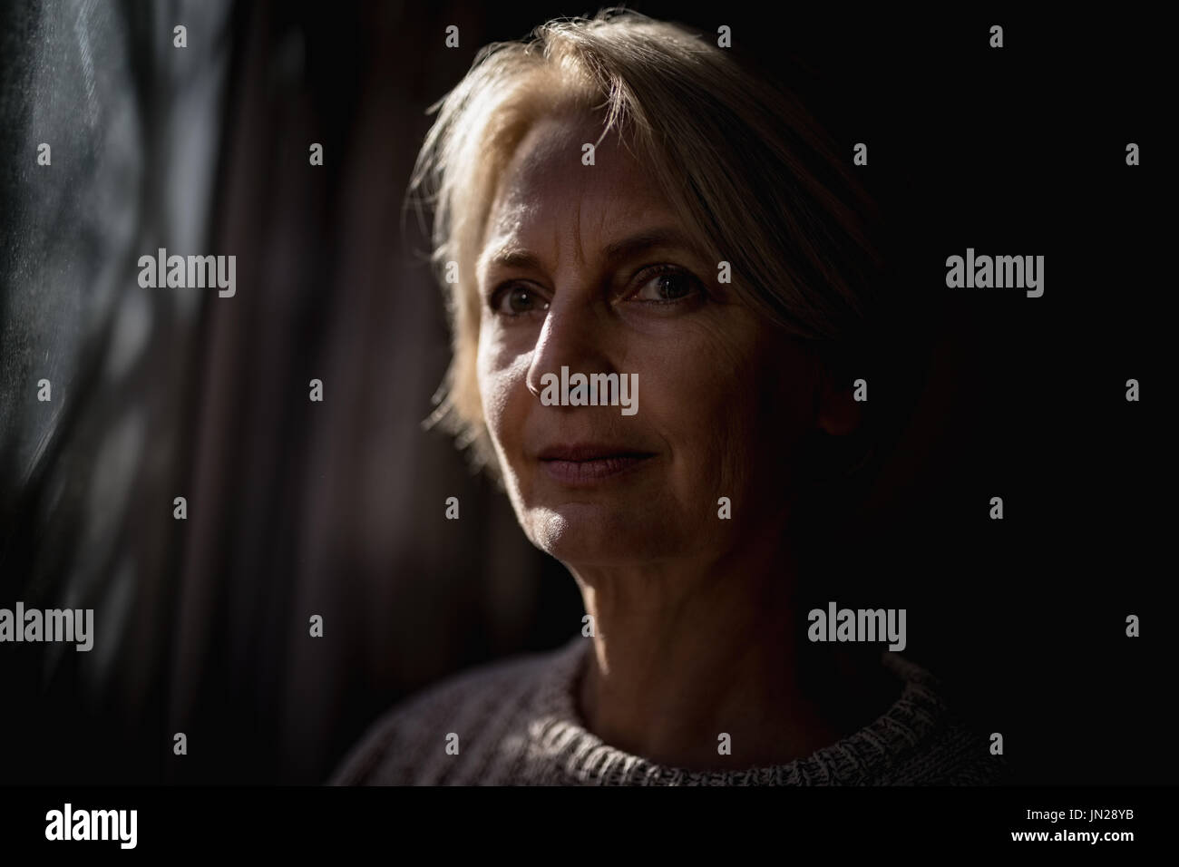 Portrait of smiling senior woman looking at camera Banque D'Images