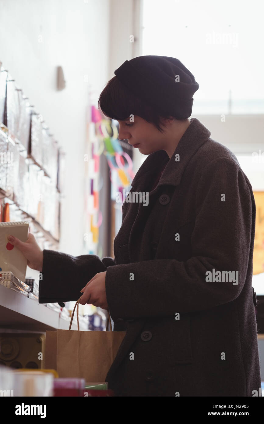 Young woman shopping in store Banque D'Images
