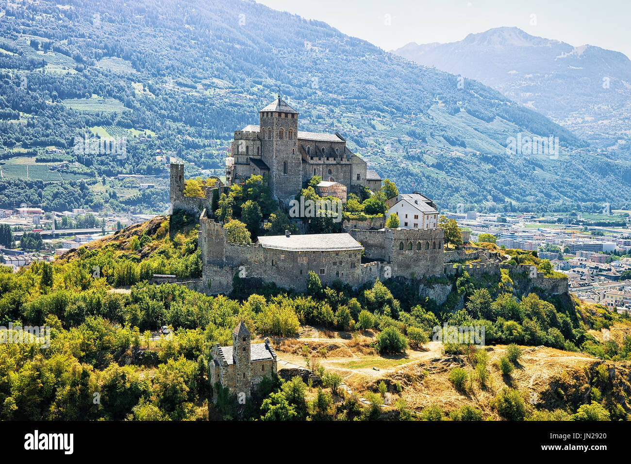 La basilique de Valère à Sion Hill, chef-lieu de canton Valais, Suisse. Alpes bernoises sur l'arrière-plan Banque D'Images