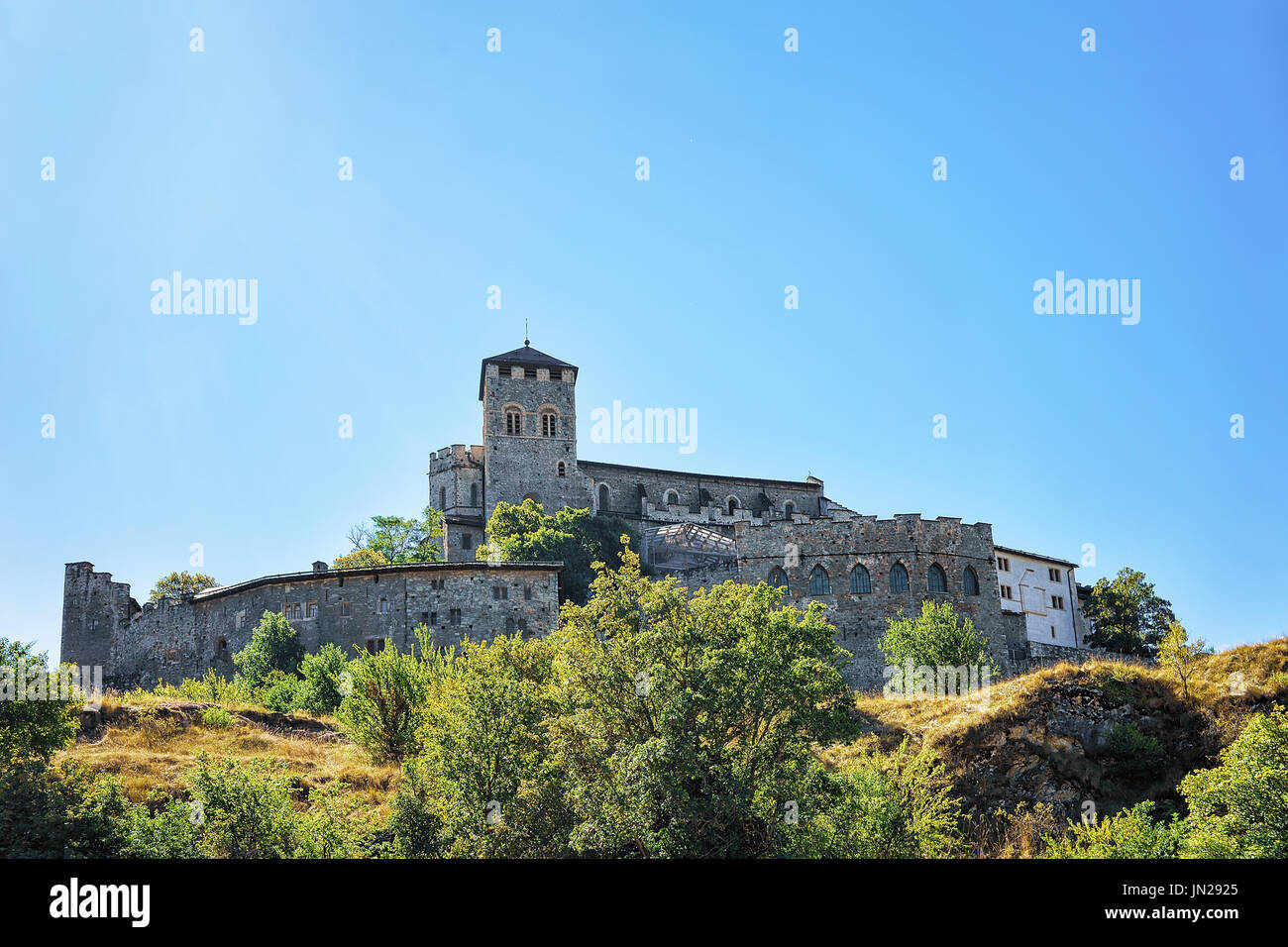 Basilique de Valère à la colline de Sion, capitale du Canton du Valais, Suisse. Alpes bernoises sur l'arrière-plan Banque D'Images