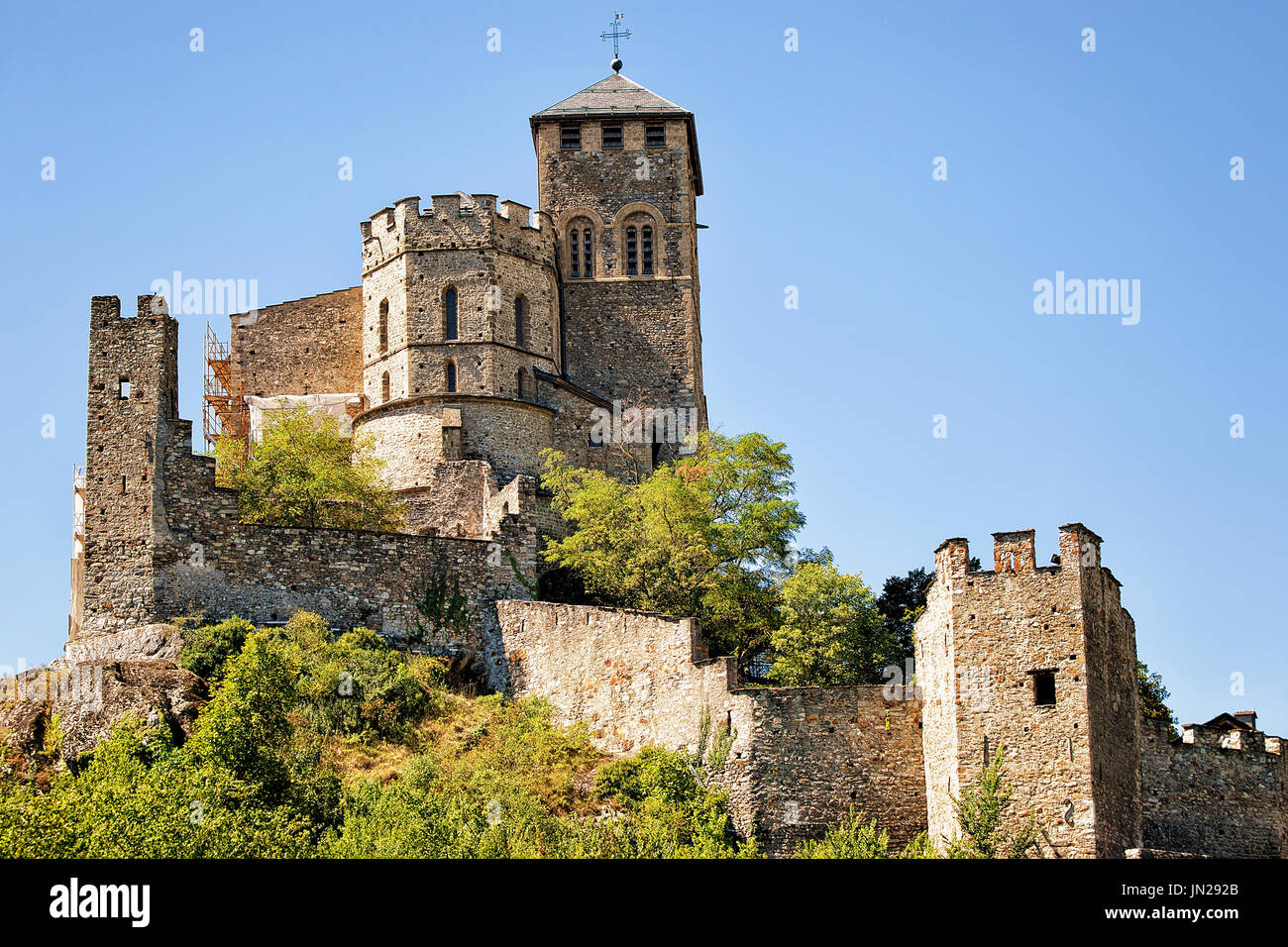 Basilique de Valère à Sion, capitale du Canton du Valais, Suisse. Alpes bernoises sur l'arrière-plan Banque D'Images