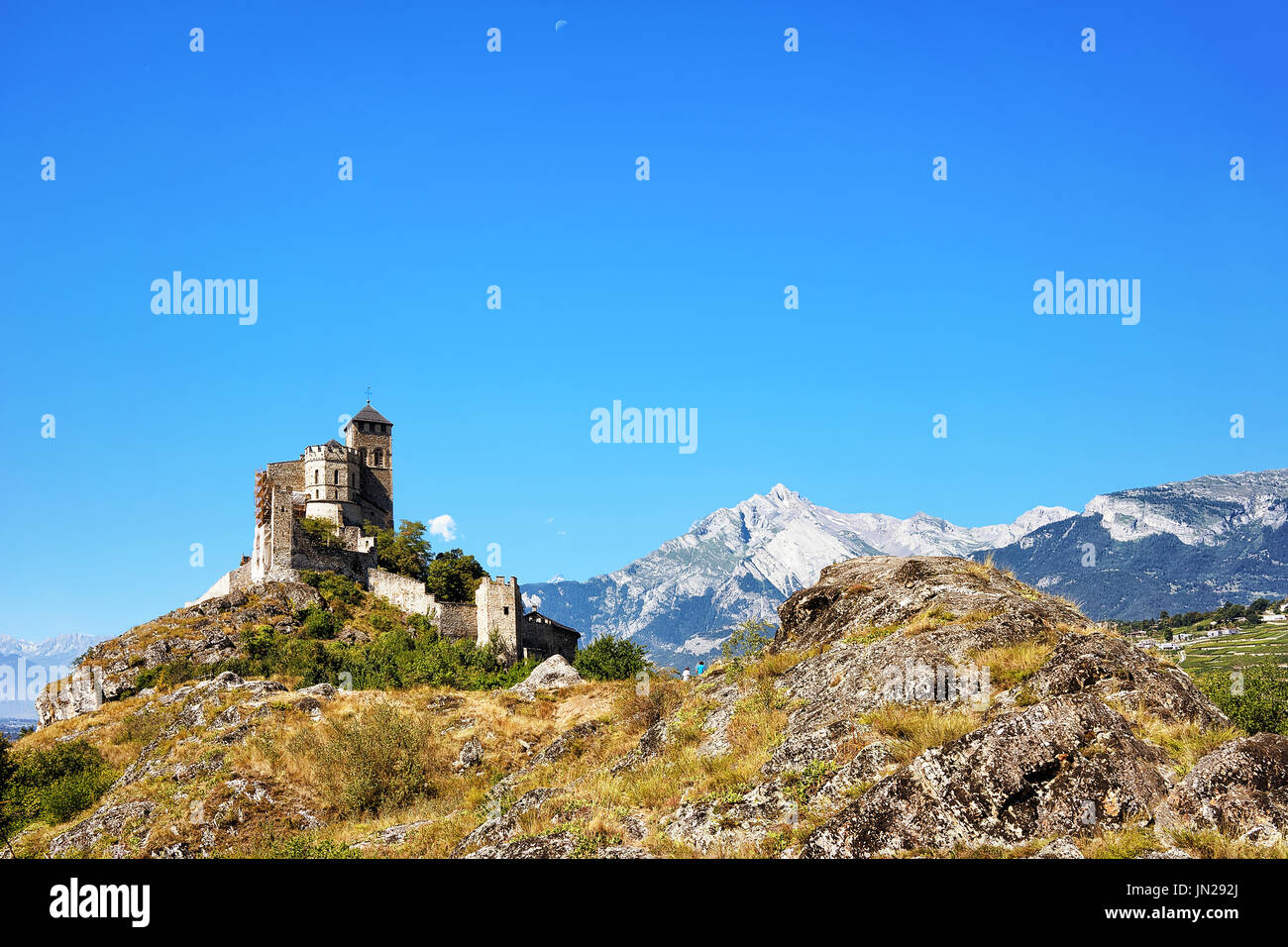 La basilique de Valère à Sion Hill, chef-lieu de canton Valais, Suisse. Alpes bernoises sur l'arrière-plan Banque D'Images