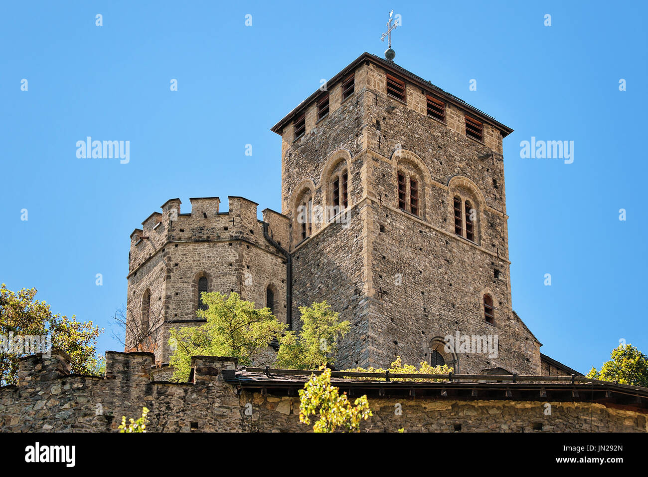 Basilique de Valère à Sion, capitale du Canton du Valais, Suisse. Alpes bernoises sur l'arrière-plan Banque D'Images