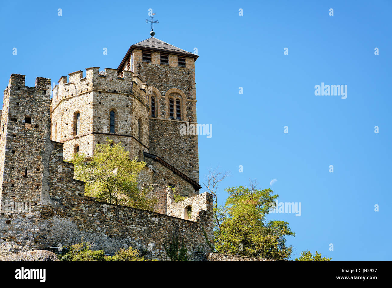 Basilique de Valère à Sion, capitale du Canton du Valais, Suisse. Alpes bernoises sur l'arrière-plan Banque D'Images