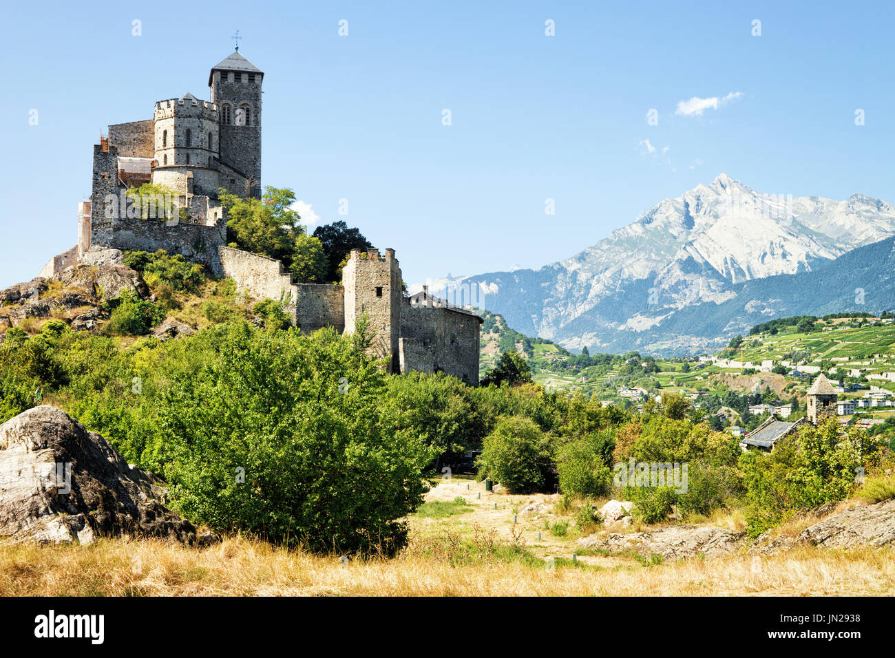 Basilique de Valère sur la colline de Sion, capitale du Canton du Valais, Suisse. Alpes bernoises sur l'arrière-plan Banque D'Images