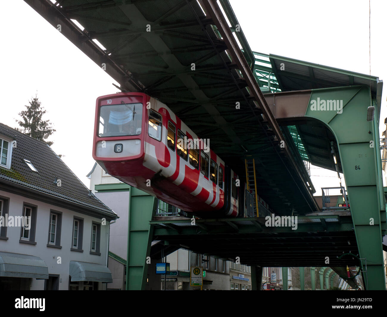 'Die Monorail Schwebebahn" tirant à une station à Wuppertal, Allemagne Banque D'Images