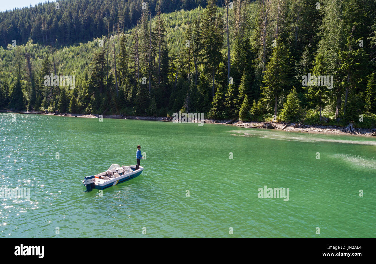 Bateau à moteur sur le lac sur une journée ensoleillée Banque D'Images Bateau à moteur sur le lac sur une journée ensoleillée Banque D'Images