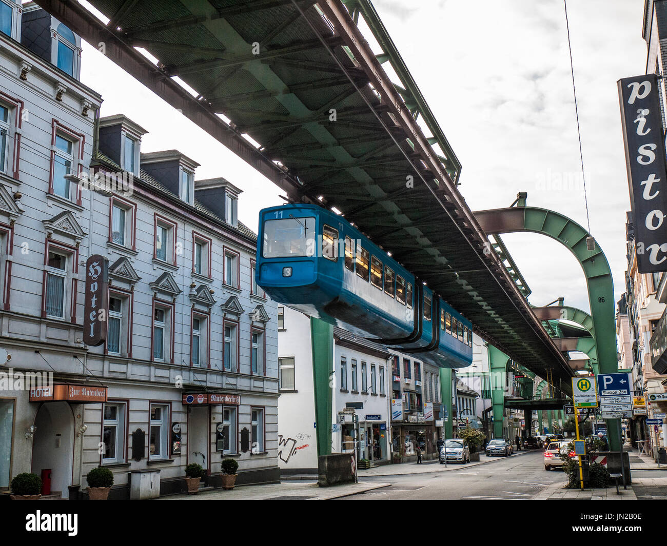 'Die Monorail Schwebebahn" à Wuppertal, Allemagne Banque D'Images