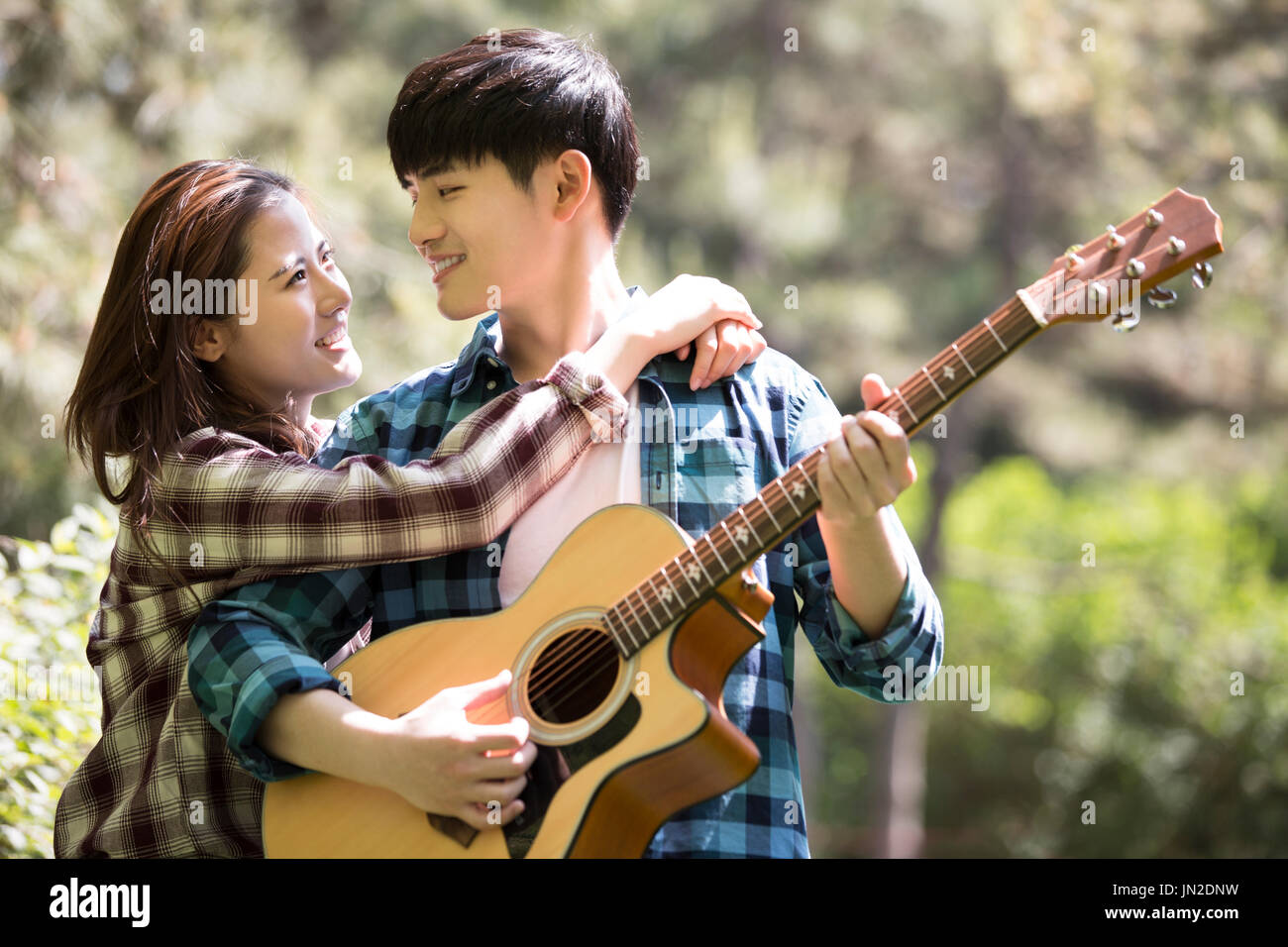 Jeune couple jouant de la guitare Banque D'Images