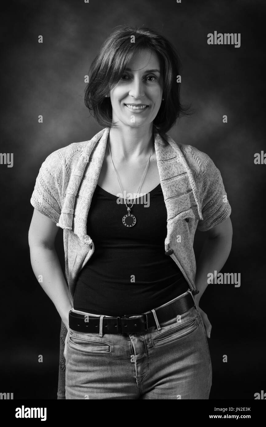 Portrait noir et blanc d'une belle femme d'âge moyen élégant , studio shot . Banque D'Images