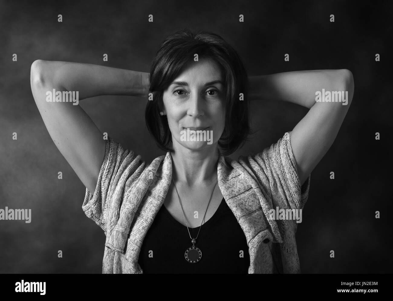 Portrait noir et blanc d'une belle femme d'âge moyen élégant , studio shot . Banque D'Images