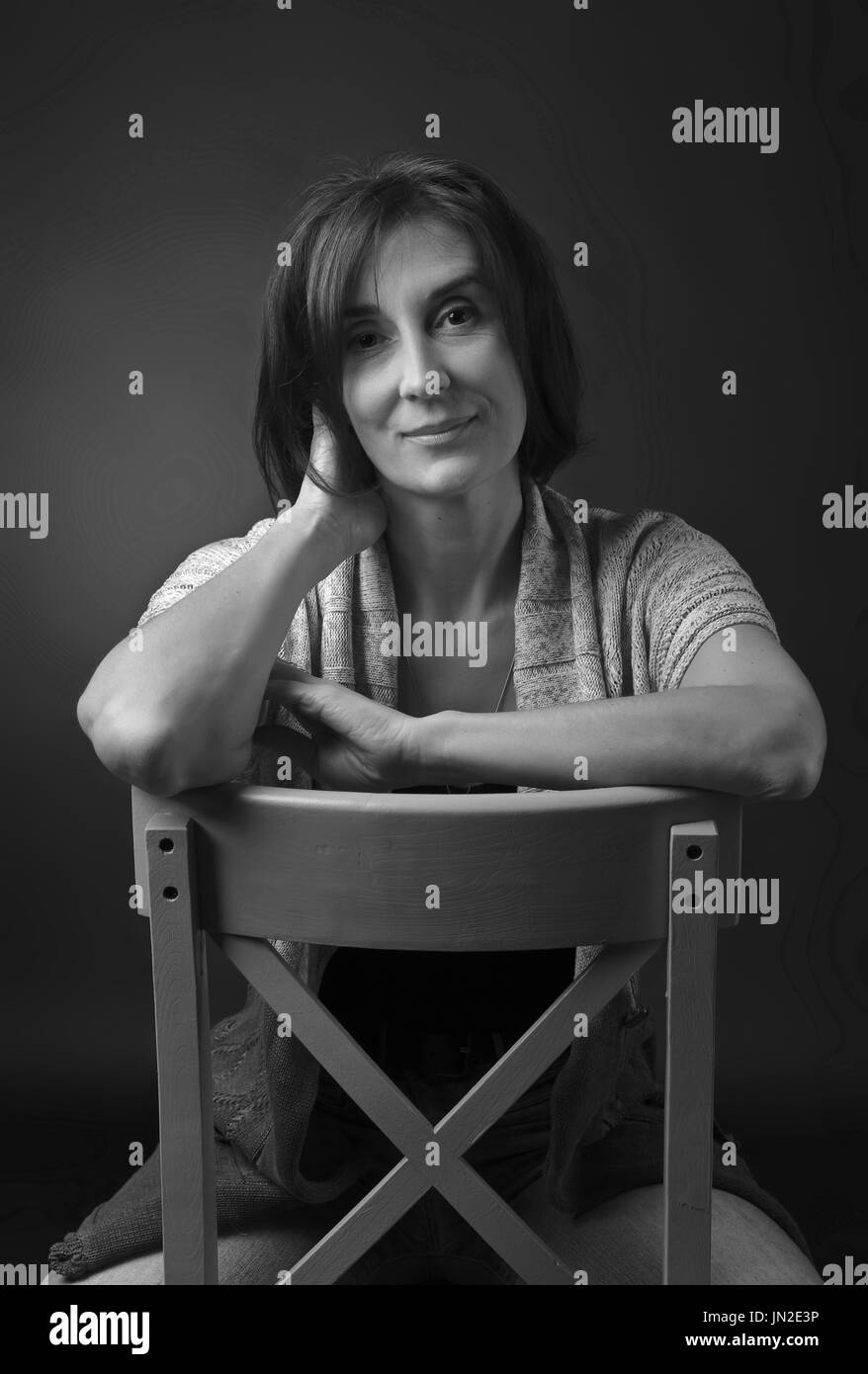Portrait noir et blanc d'une belle femme d'âge moyen élégant , studio shot . Banque D'Images
