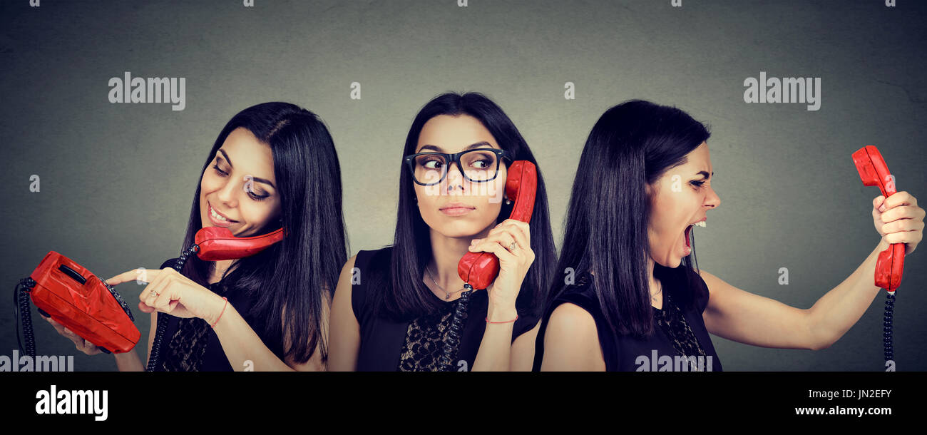 Jeune femme composant le numéro sur l'écoute et curieusement téléphone vintage en colère crier au téléphone Banque D'Images