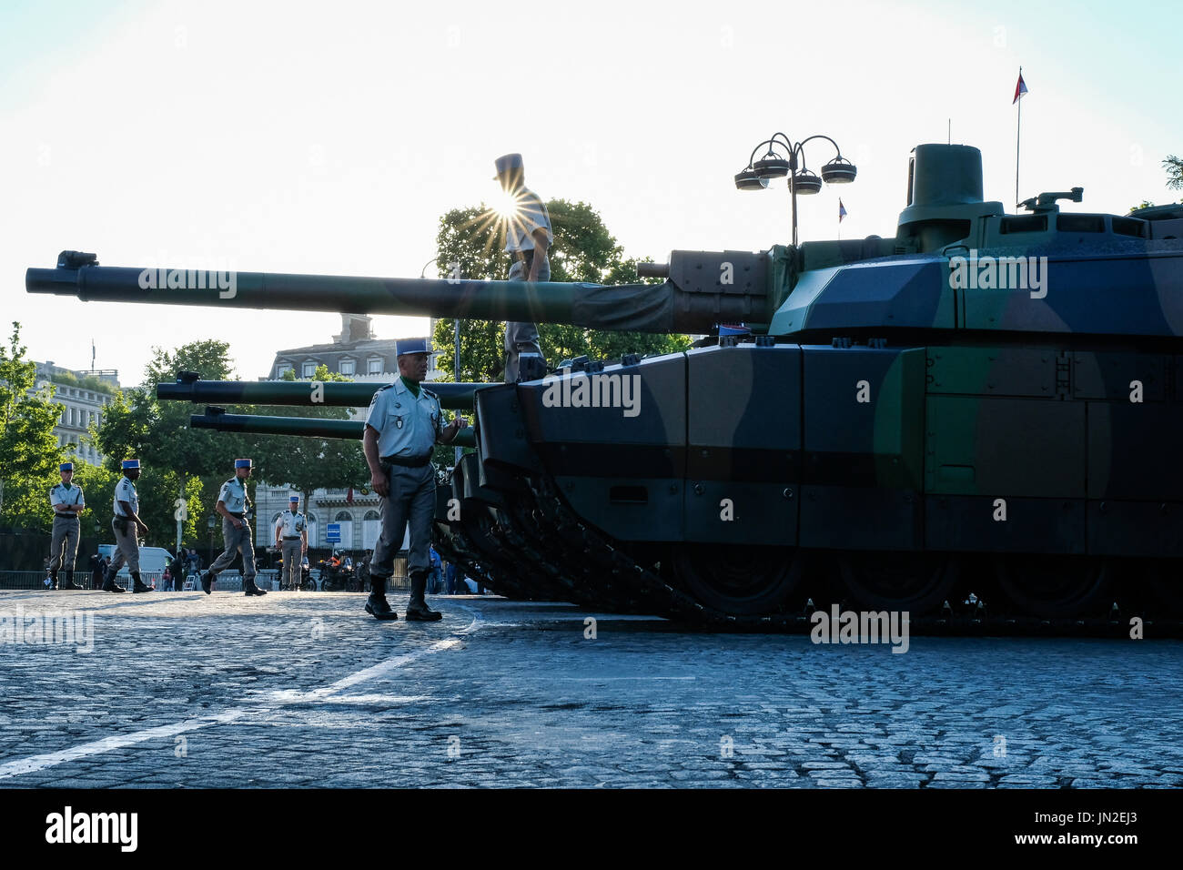 Au cours de la jour de la Bastille à Paris, des soldats français et américains promenades sur les Champs-Elysées pour la fête nationale (14 juillet 1789). Donald Trump et Emmanuel Macron diriger la cérémonie. Paris - France - juillet 2017. Pendant le défilé du 14 juillet avec les soldats français et américains. Donald Trump et Emmanuel Macron étaient présents à la cérémonie. Paris - France - Juillet 2017. Banque D'Images