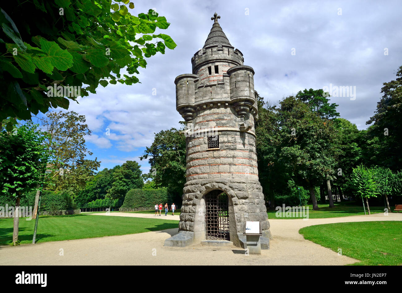 Bruxelles, Belgique. Parc du Cinquantenaire : La Tour de Tournai / De Toren van Doornik : érigé en 1880 par Henri Bayaert (1823-1894) pour annoncer le b Banque D'Images