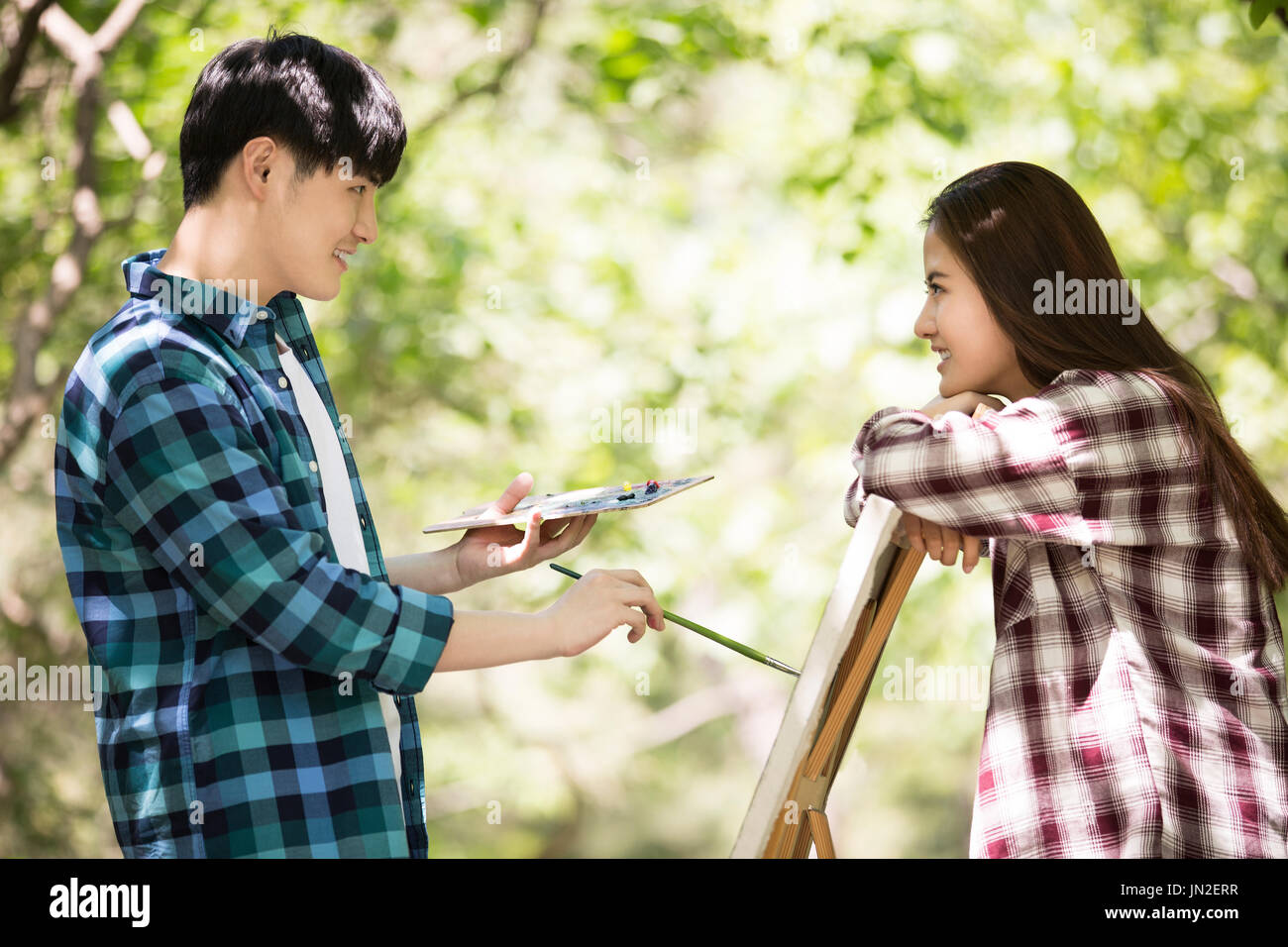 Jeune couple à l'extérieur peinture Banque D'Images