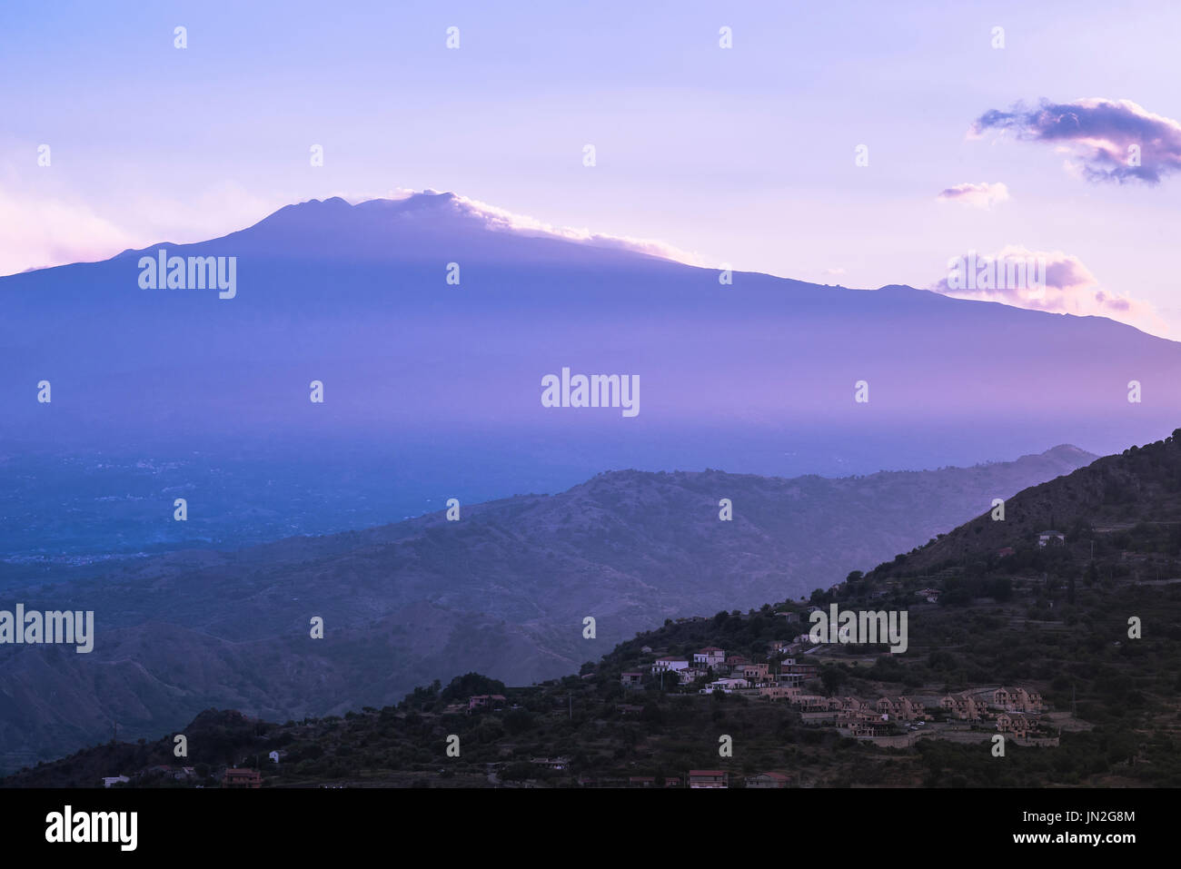 Sicile montagne, vue au crépuscule de l'Etna et les collines entourant Taormina baigné de lumière bleue douce, Sicile, Italie Banque D'Images