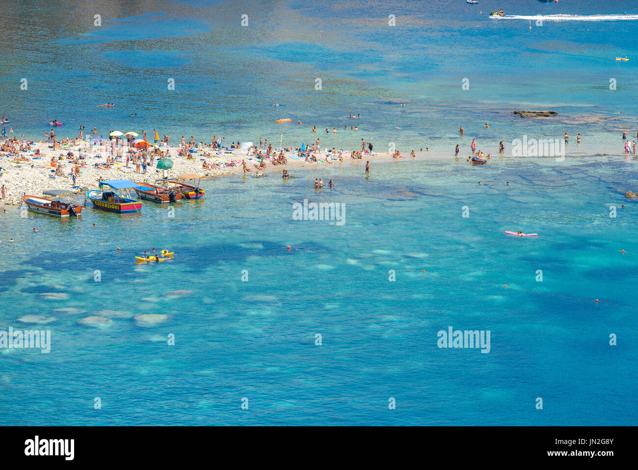 Italie plage Sicile, vue en été de la plage de Mazzaro, une plage populaire de bains de soleil en dessous de Taormina en Sicile, Sicile, Italie Banque D'Images