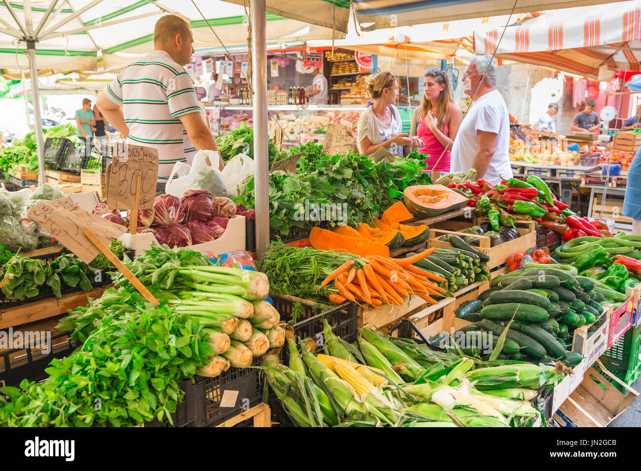 La Sicile, de l'alimentation du marché des légumes frais pour la vente sur l'étal d'une épicerie à Ortigia, Syracuse, Sicile du marché, Banque D'Images