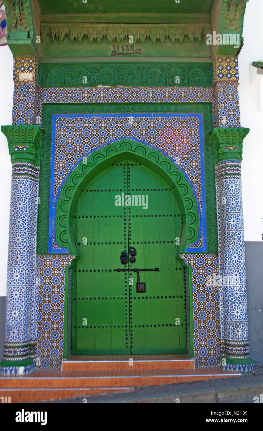 Maroc : porte de la Mosquée Sidi Bou Abib, une mosquée surplombant le Grand Socco zone de médina de Tanger, construit en 1917, décoré de tuiles polychromes Banque D'Images