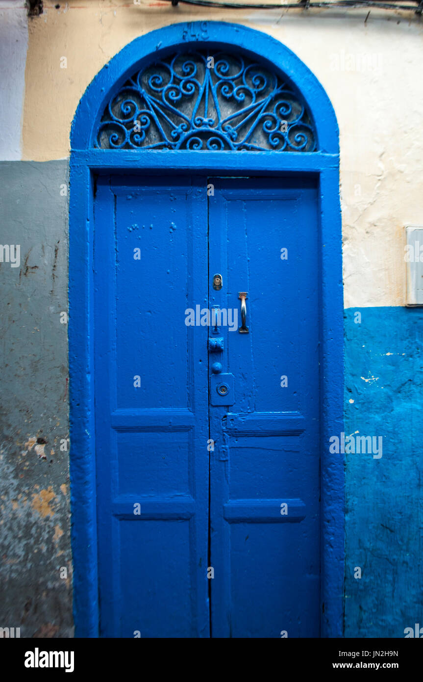 Porte de bois dans les ruelles étroites de Tanger, ville sur la côte du Maghreb avec son mélange unique de cultures, depuis des siècles, la porte de l'Europe à l'Afrique Banque D'Images