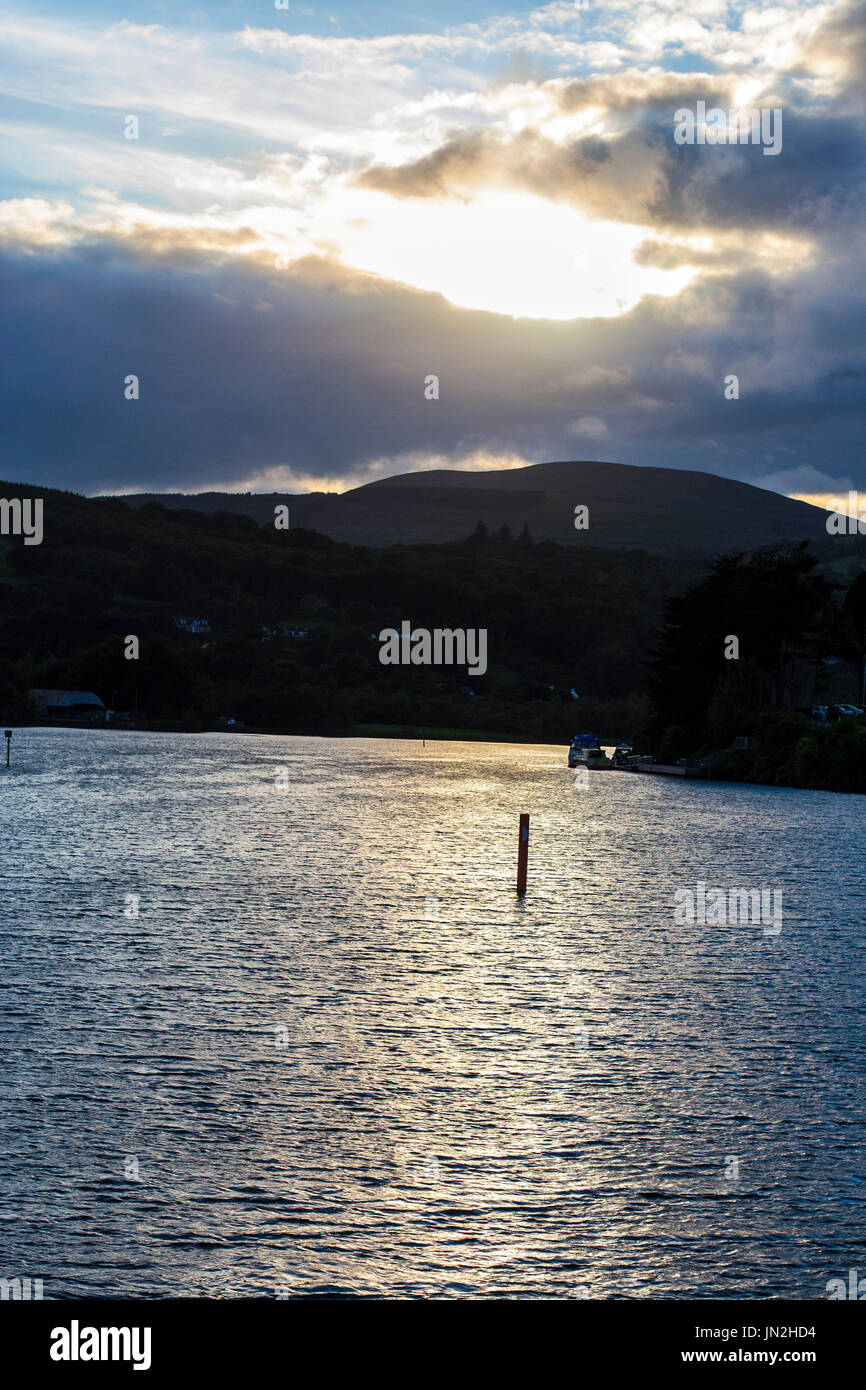 Soleil descendant, soleil se reflétant sur l'eau, réflexion, Killaloe, Co.Clare Ireland au coucher du soleil sur la rivière Shannon Banque D'Images