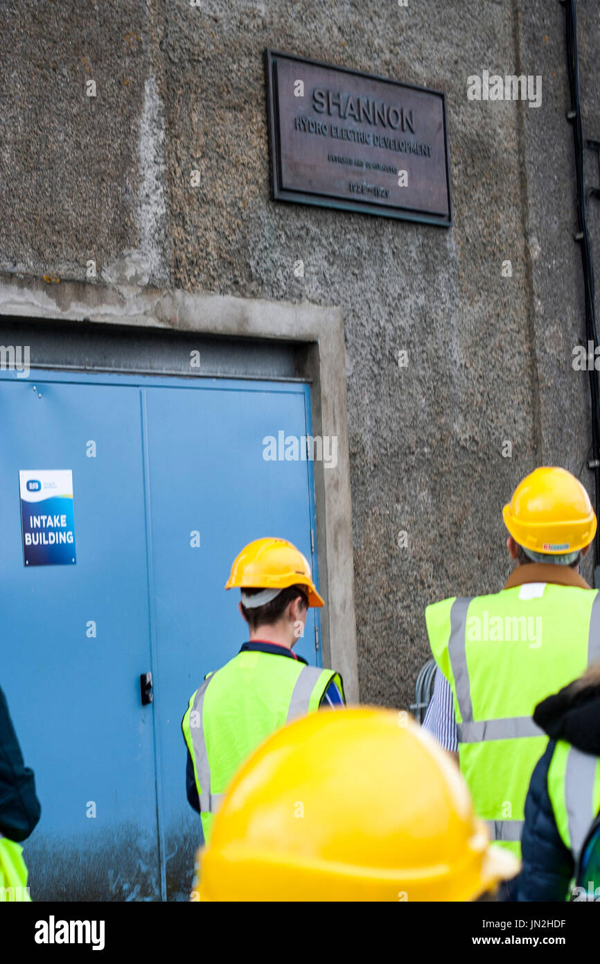 Les gens qui portent des gilets haute visibilité à Ardnacrusha Power Station d', Limerick, Irlande Banque D'Images