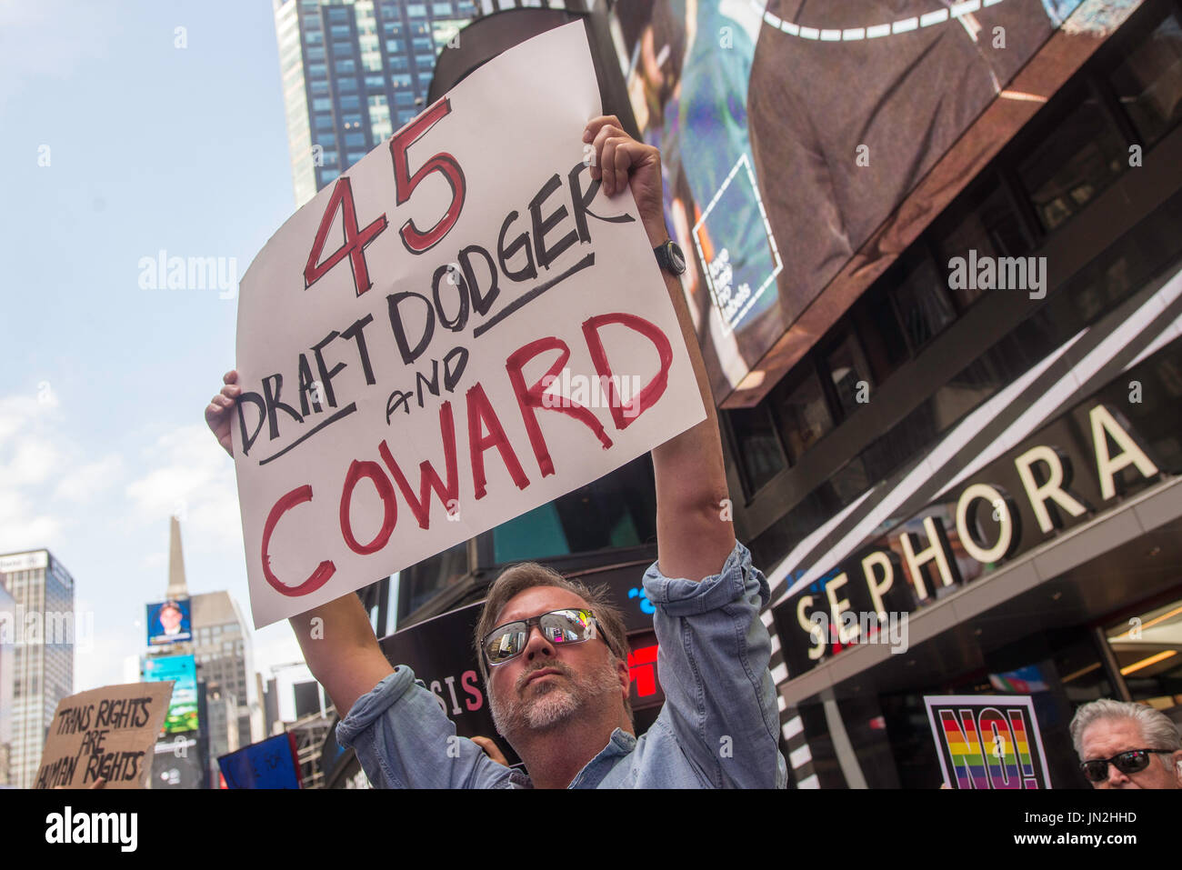 New York, NY 26 juillet 2017 en réponse au Président du Trump tweet d'interdire les personnes transgenres de l'armée de défenseurs, les militants, et les alliés ont convergé sur le Centre de recrutement militaire à Times Square en signe de protestation. ©Stacy Walsh Rosenstock/Alamy Live News Banque D'Images