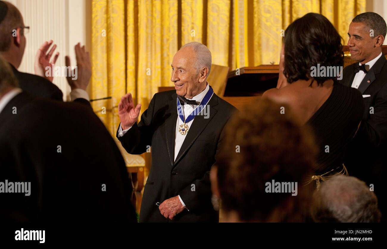 Le président des États-Unis Barack Obama awards la Médaille présidentielle de la liberté pour le président Shimon Peres d'Israël lors d'un dîner en son honneur à l'Est Prix de la Maison Blanche à Washington, D.C. le mercredi, 13 juin 2012..Crédit : Martin Simon / Piscine via CNP Banque D'Images