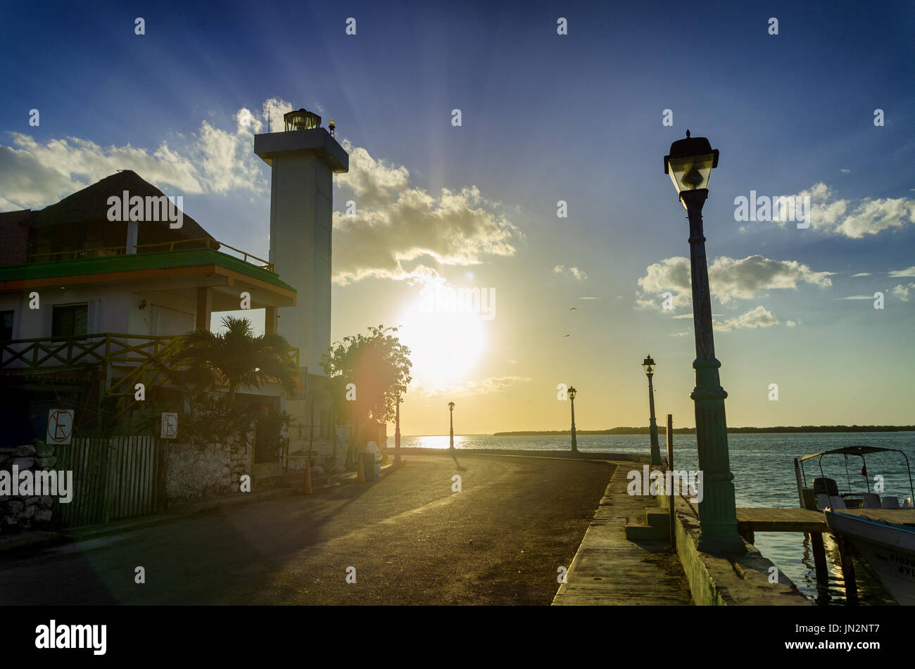 Vue sur le coucher du soleil sur le bord de l'eau à Rio Lagartos au Mexique Banque D'Images