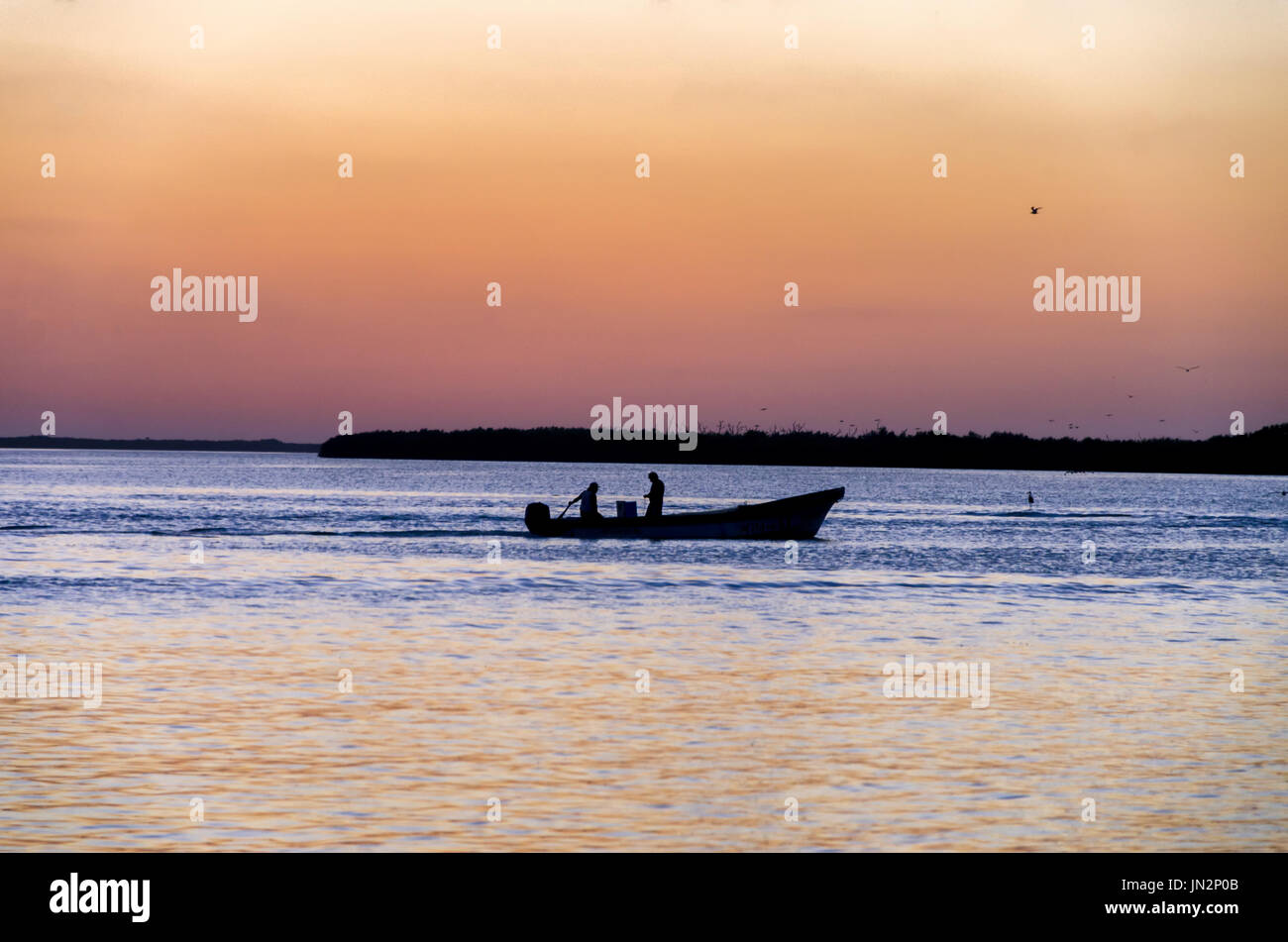 Pêche Les hommes au coucher du soleil à Rio Lagartos au Mexique Banque D'Images