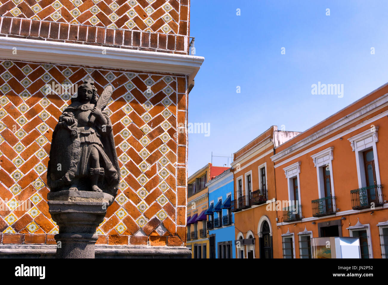 Statue avec ses maisons coloniales dans street dans le centre-ville de Puebla, Mexique Banque D'Images