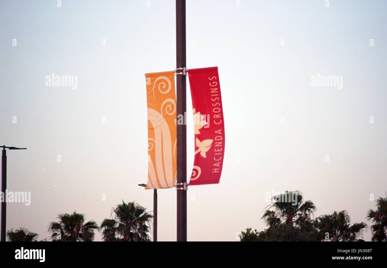 La signalisation pour l'Hacienda Crossings shopping center, au crépuscule, dans la région de la baie de San Francisco ville de Dublin, en Californie, le 6 juin 2017. Selon les données de 2014, Dublin est parmi les trois premières villes à croissance la plus rapide dans l'état de Californie. Banque D'Images