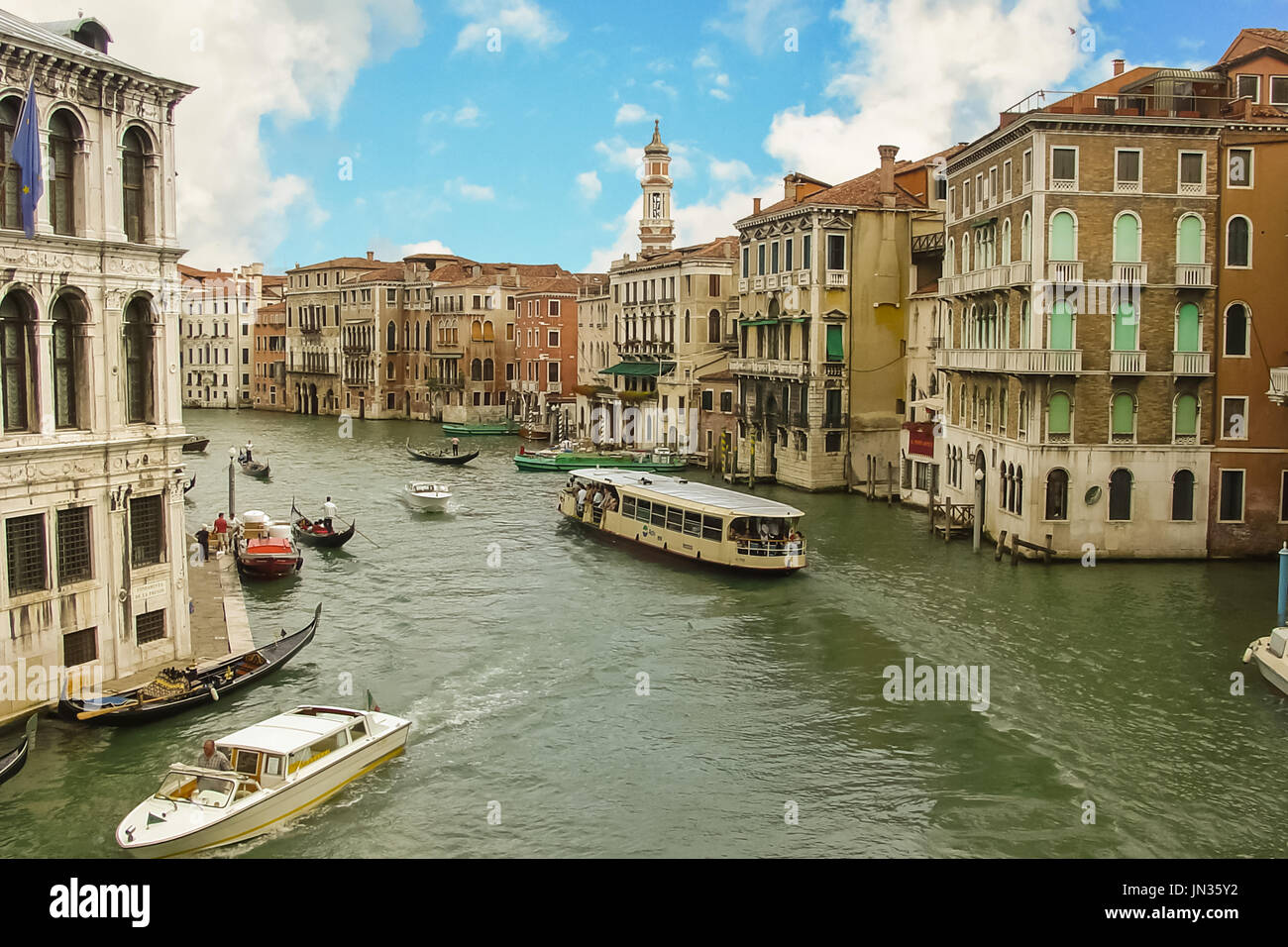 Le Grand Canal à Venise Italie près du pont du Rialto, avec beaucoup de bateaux et un bateau-taxi Banque D'Images