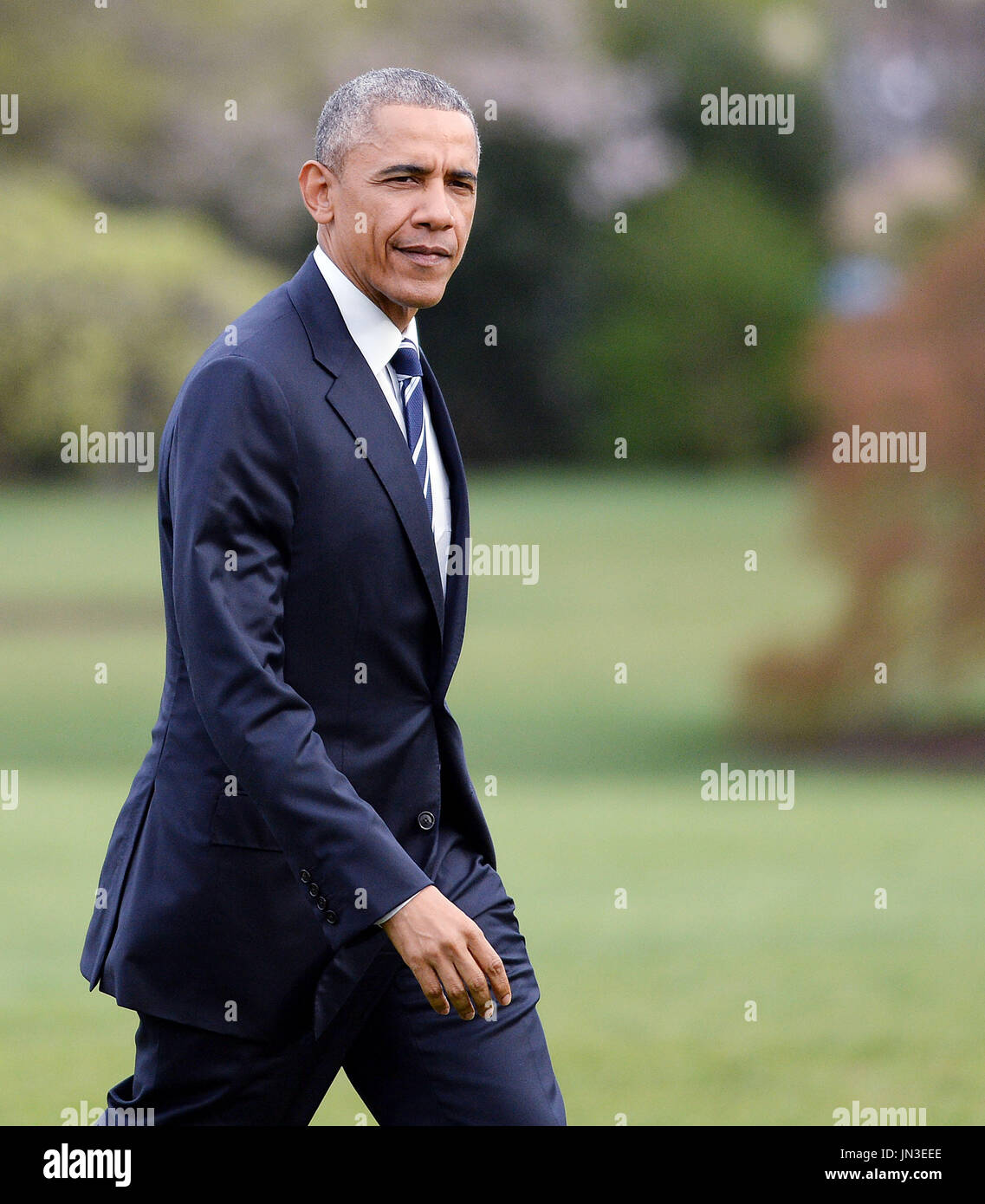 Le président Barack Obama retourne au bureau ovale de la Maison Blanche ...