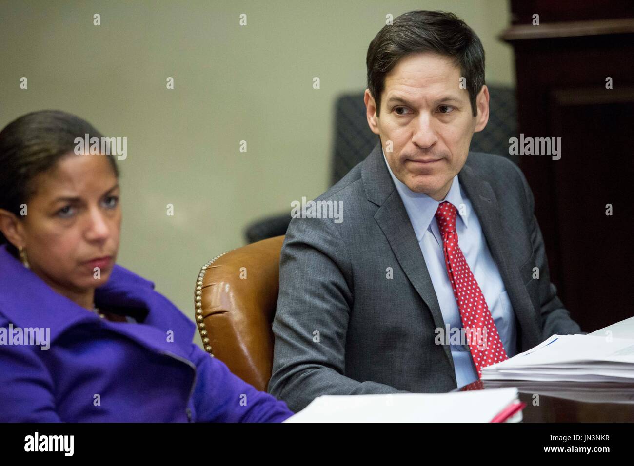 De gauche, Susan Rice, Conseiller à la sécurité nationale, et Tom Frieden, directeur des centres de contrôle et de prévention des maladies, regardent le président des Etats-Unis Barack Obama parle aux médias lors d'une réunion avec ses la sécurité nationale et des équipes de santé publique concernant la réponse du gouvernement, à l'Ebola Roosevelt Room de la Maison Blanche, le 18 novembre 2014, à Washington, DC. Le président Obama a demandé au Congrès d'accorder 6,2 milliards de dollars en dépenses d'urgence pour lutter contre le virus Ebola en Afrique de l'Ouest. Credit : Drew Angerer / Piscine via CNP Banque D'Images