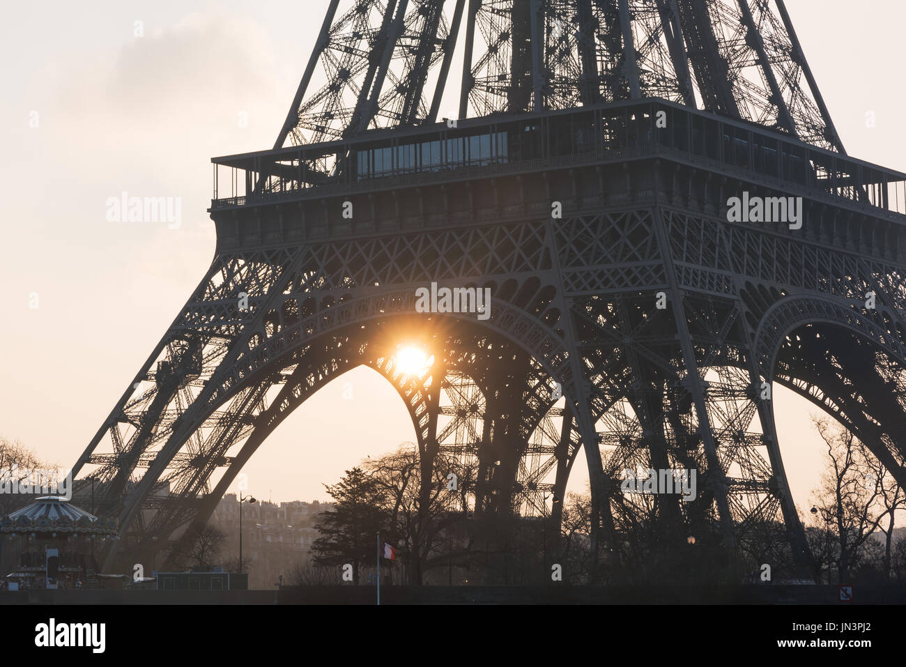 Tour Eiffel close-up contre le soleil au lever du soleil - Paris, France Banque D'Images