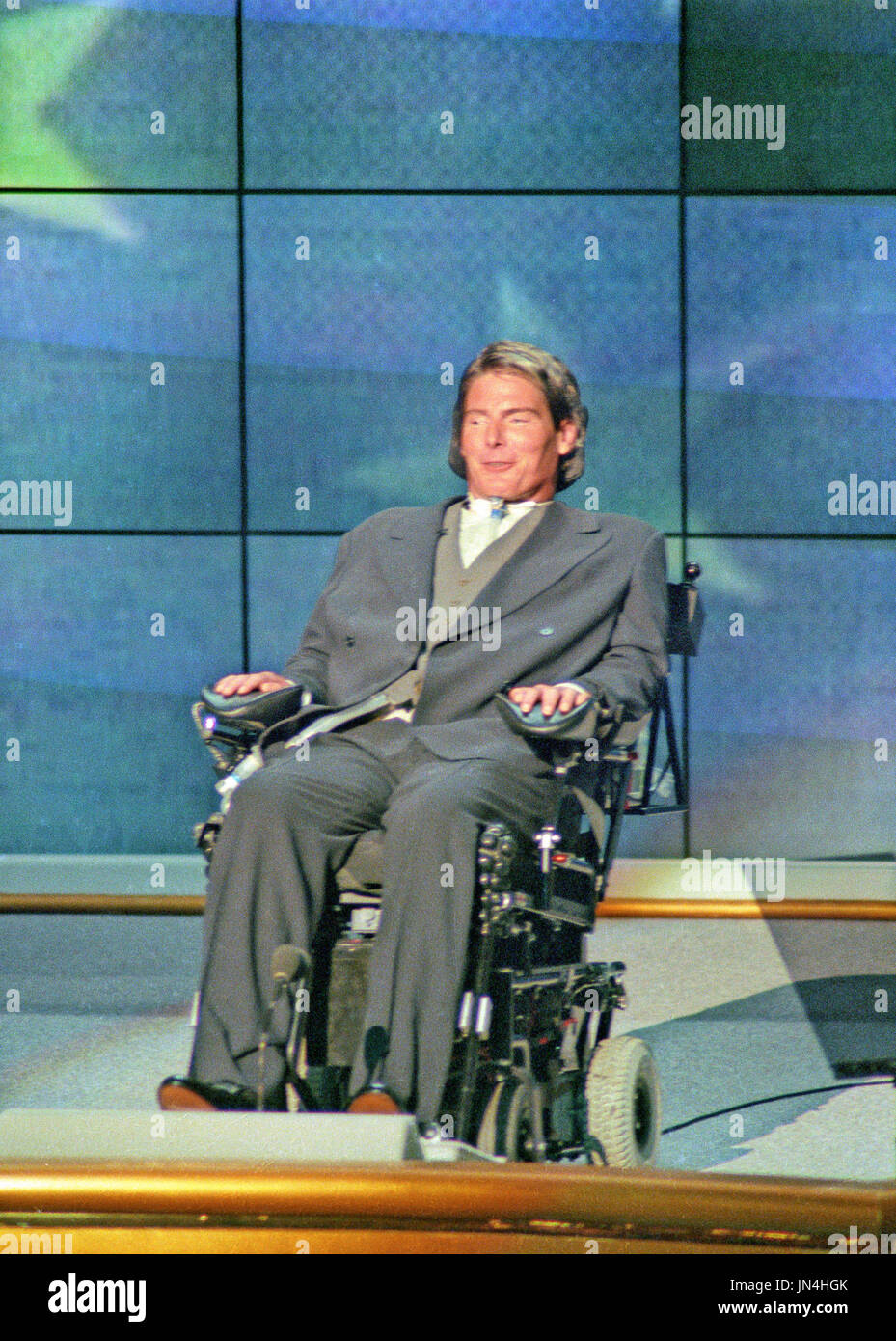 Christopher Reeve, acteur, quadriplégique, militant pour les droits des personnes handicapées et star de la 'Superman' les films qui a été paralysé dans un accident de cheval en 1995 traite de la Convention Nationale Démocratique à l'United Center de Chicago, Illinois le 26 août 1996. Dans son intervention, le préfet a souligné la nécessité d'un financement plus important pour la recherche sur les traumatismes médullaires. Credit : Ron Sachs / CNP Banque D'Images
