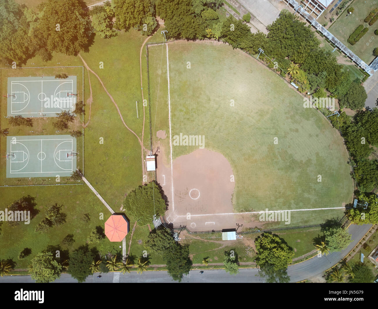 Sport différents champ vert drone aérien vue sur lumière jour ensoleillé Banque D'Images