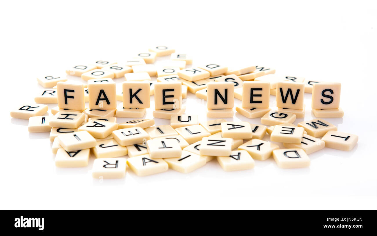 Fake News énoncés sur word des tuiles sur un fond blanc. Banque D'Images