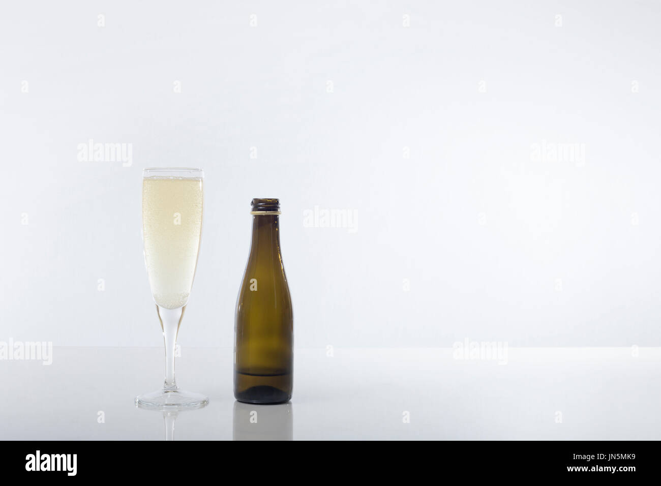 Flute Elegant Et Bouteille De Champagne Sur Un Fond Blanc Reflechissant De Conceptuel Un Evenement Special Fete Nouvel An Anniversaire Saint Valentin O Photo Stock Alamy