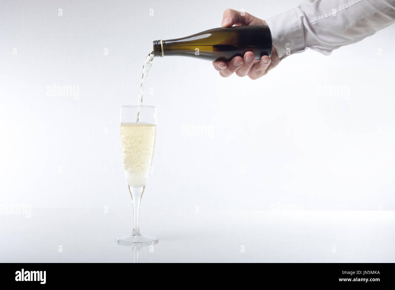 Man Pouring Une Flute De Champagne Mousseux Champagne Blanc D Une Demi Bouteille Dans Un Concept De Fete Nouvel An Anniversaire Saint Valentin Ou Romance W Photo Stock Alamy