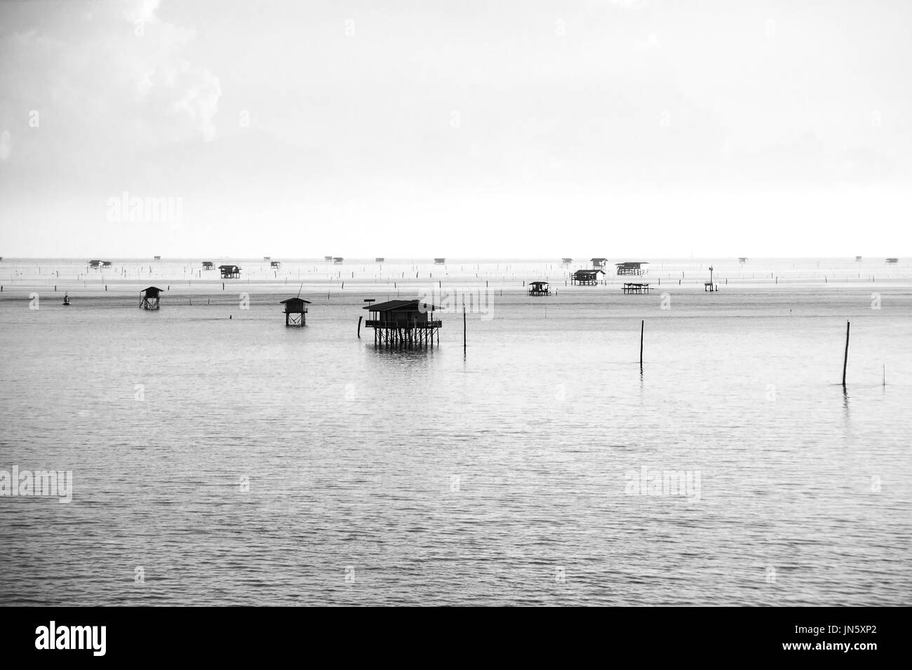 Cabanes de pêcheurs dans la mer bleue de la Thaïlande, les huttes sont bâtis à passer la nuit à surveiller leurs fermes dans la mer. Banque D'Images